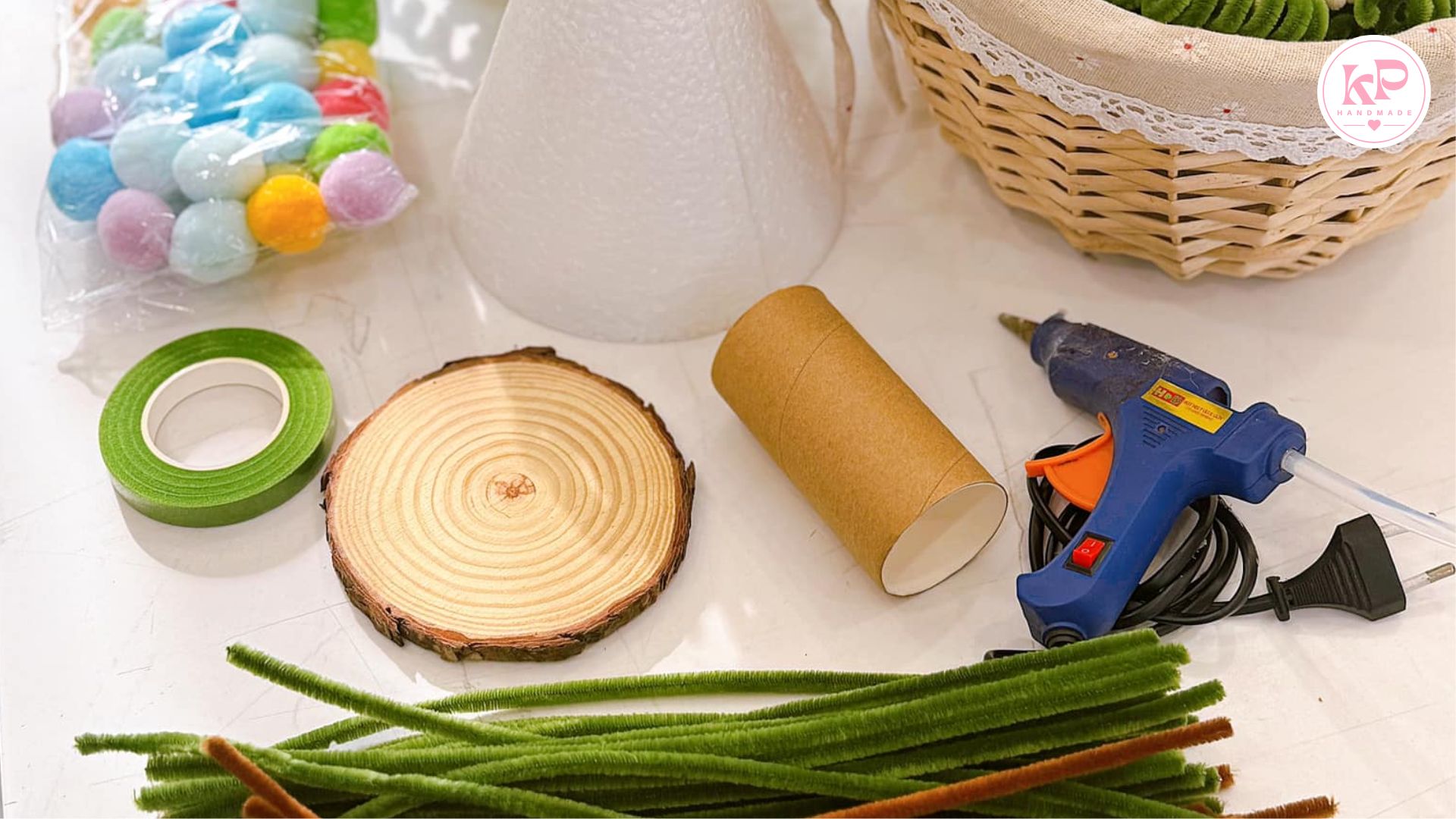 Chuẩn bị dụng cụ làm hoa tulip bằng kẽm nhung